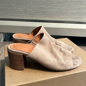 GENTLE SOULS STACKED HEEL SANDAL